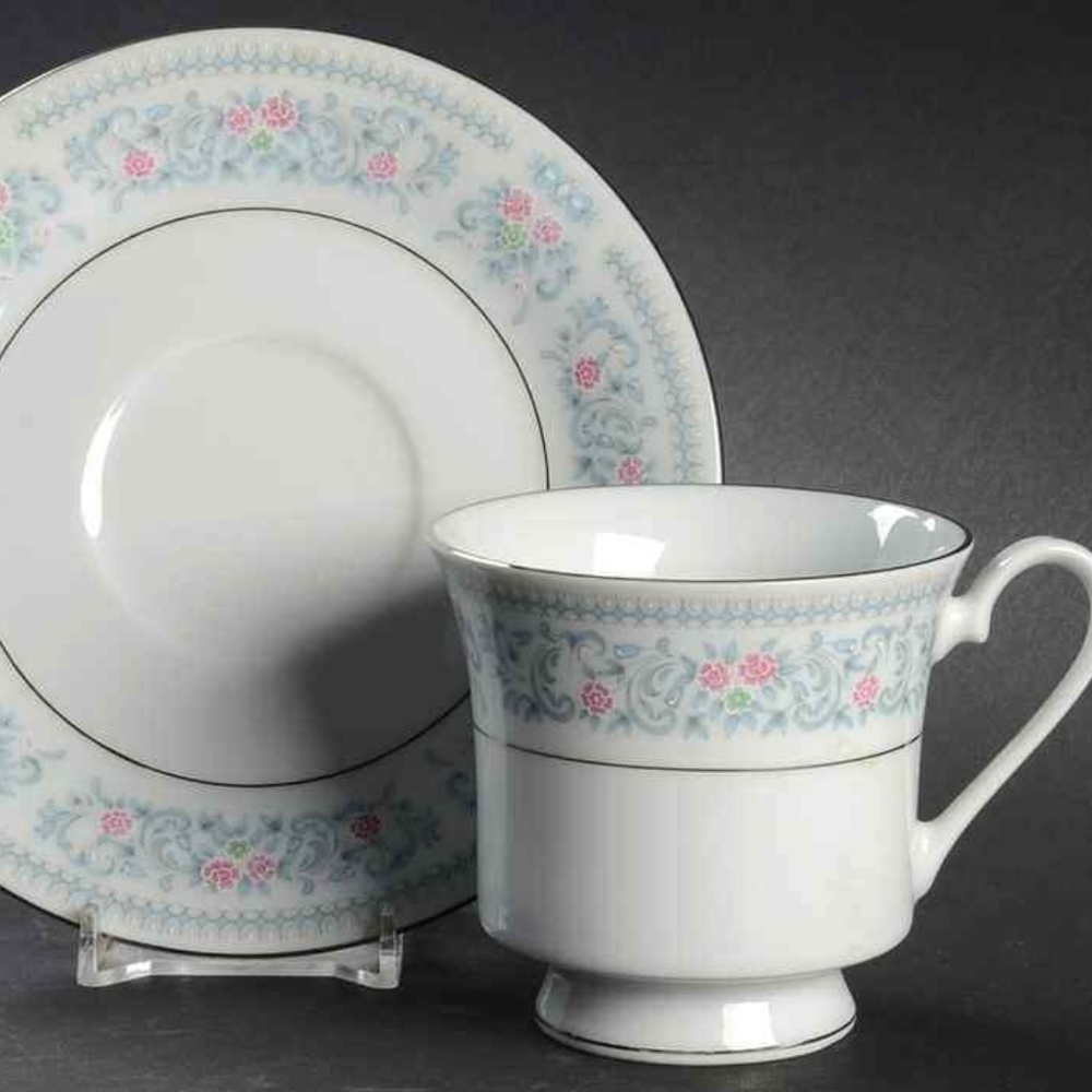 4 Footed Coffee Tea Cups 4 Saucers & 1 Creamer